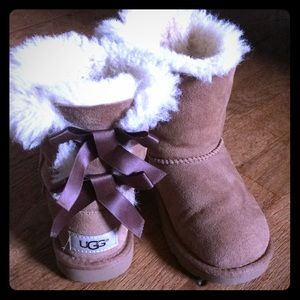 Girls UGG Bailey Bow II boots chestnut size 11